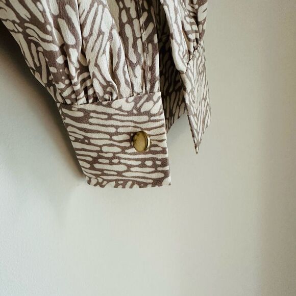 Alice & Trixie Silk Blouse XS Neutral‎ Print V-Neck $305 Retail EUC - Picture 7 of 8